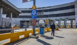 Nuevo Laredo, Mexique. Sur ce pont, de nombreux demandeurs d'asile attendent une réponse des autorités américaines. C'est l'un des points de communication les plus importants avec les États-Unis, que des milliers de personnes traversent chaque jour.