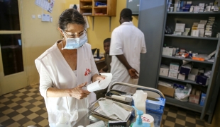 Nathalie, infirmière MSF, en consultation dans le service d’hémato-oncologie au sein du Centre Hospitalier Universitaire du Point G à Bamako, au Mali, en septembre 2019. 