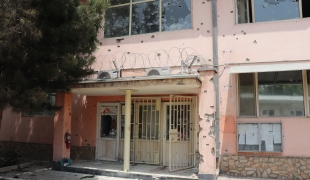 Entrée de l'hôpital Dasht-e-Barchi à Kaboul le lendemain de l'attaque survenue le 12 mai 2020.