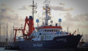 Le Sea-Watch 4 amarré dans le port de Burriana en Espagne, s'apprête à partir pour sa première mission de sauvetage en Méditerranée centrale.