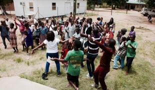 Les participants du Teen club dansent et chantent ensemble à la fin de la journée. Mars 2020. Malawi. 