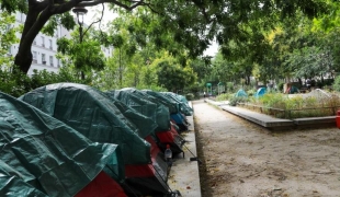 Des mineurs étrangers non accompagnés se reposent dans leurs tentes installées dans un square du 11e arrondissement de Paris.