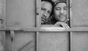 14 décembre 2019, centre de détention de Dar el-Jebel, portrait de détenus derrière la porte du bloc 1, où vivent environ 170 détenus majoritairement Érythréens. 