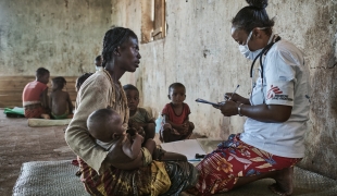 MSF a commencé à mettre en place des cliniques mobiles dans le district d'Amboasary fin mars pour dépister et traiter la malnutrition aiguë dans les villages reculés comme ceux de la commune de Ranobe, fournissant des aliments thérapeutiques prêts à l'emploi et des soins médicaux.