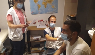 Début de la campagne de vaccination au centre d’accueil de jour de la Fondation de l’Armée du Salut, Paris.