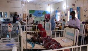 Le service d'hospitalisation pédiatrique, actuellement débordé, à l'hôpital général d'Anka au Nigeria, géré par MSF.