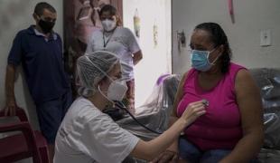 L'équipe médicale réalise des visites à domicile dans le territoire de Grande Bom Jardim, à Fortaleza, quelques jours après que ces patients ont été testés positifs à la COVID-19 dans l'une des cliniques mobiles.