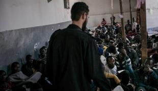 Hommes retenus dans le centre de détention d'Abu Salim, Tripoli (Libye).