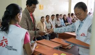 Des membres des équipes MSF accueillent les patients à l’hôpital Preah Kossamak de Phnom Penh. 2017.