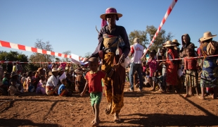 Enregistrement des enfants lors d'une clinique mobile organisée par MSF à Ambaninato. 