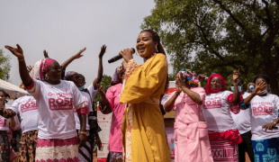 La chanteuse Bintou Soumbounou lors de la cérémonie de lancement de la campagne Octobre Rose