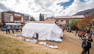 Montage du dispositif d'urgence déployé samedi 13 novembre 2021 à Briançon pour venir en aide aux personnes exilées. 