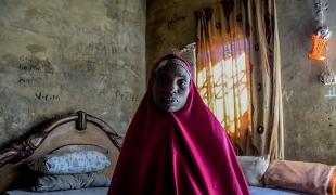 Portrait de Hadiza Saidu dans sa maison de Jibia, Etat de Katsina, Nigeria, décembre 2021