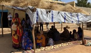 Salle d'attente de la clinique fixe de MSF près d'un des camps de déplacés dans la ville d'El Geneina. Mars 2022. 