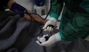 Une infirmière MSF vérifie la tension artérielle d'un patient dans un centre de traitement de la covid-19 soutenu par l'association.