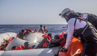 Méditerranée centrale : 22 personnes portées disparues et une décédée lors d’un naufrage 