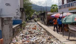 Haïti Cité l'Eternel - Les piles de détritus s'accumulent dans le canal du quartier de la Cité l'Eternel. L'insalubrité et la dégradation de la qualité de l'eau accélèrent la propagation du choléra