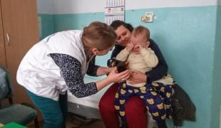 Consultation organisée par MSF dans le village de Myrolyubivka, situé à une vingtaine de kilomètres au nord-ouest de Kherson, le 28 novembre 2022. Ukraine.