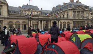 Des mineurs étrangers isolés campent devant le Conseil d'État à Paris pour alerter sur leur situation, le 2 décembre 2022