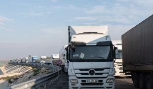 Convoi de 14 camions à la frontière turque 