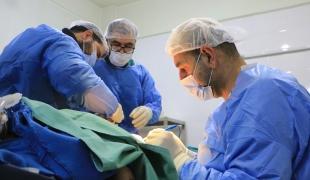 Des médecins syriens opèrent un patient dans un hôpital d’Atmeh. Les équipements de la salle d’opération de cet hôpital sont issus d’une donation de l’équipe MSF d’Atmeh.