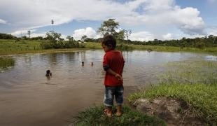 Carlos, devant le plan d'eau dénominé "el Tapón", source principale de la population de La Montañita.