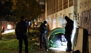 Des policiers demandent à un jeune installé sous le pont d’Ivry-sur-Seine de quitter sa tente. Décembre, 2022