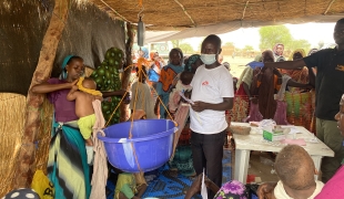 Un membre des équipes MSF dans un camp de réfugiés de la région de Sila au Tchad. 2023.