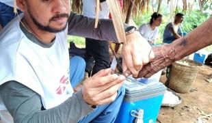 Un membre des équipes MSF en train de réaliser un test sur un patient en Amazonie. 2023.