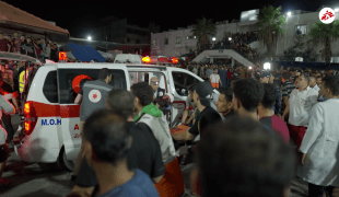Ambulance devant l'hôpital d'Al-Shifa à Gaza