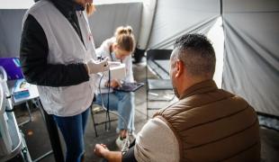 Un patient est soigné à la clinique mobile de MSF à Porte de la Villette, le 26 octobre 2023.