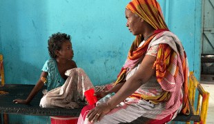 Une mère s'occupant de son enfant à la section pédiatrique du Centre de Traitement du Choléra de Kosti. 5 mars 2025.