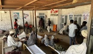 Des patients en attente de soins médicaux à l'entrée de l'hôpital de Tawila, dans le Darfour Nord, au Soudan. Avril 2025