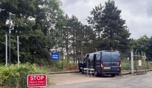 La clinique mobile gérée par MSF et Médecins du Monde (MdM), devant l’ancienne base de la Royal Air Force à Wethersfield, qui accueille jusqu’à 800 hommes demandeurs d'asiles. Février 2025