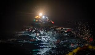 Les équipes MSF du Geo Barents portent secours à 45 personnes qui ont chaviré de leur embarcation de fortune, en Méditerranée centrale. Mars 2023
