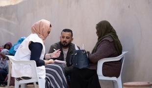 Une Responsable des activités de protection MSF échange avec un patient dans l'un des centres où MSF intervenait à Zuwara. Libye, décembre 2024