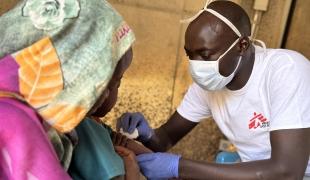 Salah Aldeen, infirmier de MSF, pose une perfusion intraveineuse à Marwa, 3 ans, admise car elle présentait les symptômes de la rougeole. Nord du Jebel Marra, Soudan, mai 2025. 