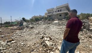 « C’était ma maison de famille, elle faisait 250 mètres carrés, le 14 mai, ils [l’armée israélienne] l’ont rasée sans aucun avertissement. Quand je suis revenu, j’avais tout perdu, toutes les économies de ma vie était dans cette maison », Maher Ubayat, un habitant du village de Kisan. Cisjordanie, août 2025