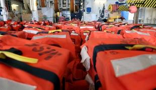 Vue de gilets de sauvetage pour une mission de sar en Méditerranée centrale, Geo Barents, MSF