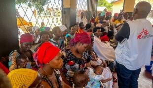 Salle d'attente remplie d'un centre de santé pour la prise en charge du paludisme, au Burundi