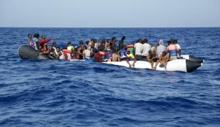 Un bateau en Méditerranée, entrain de chavirer