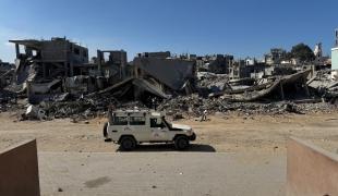 Un véhicule MSF devant des décombres à Gaza