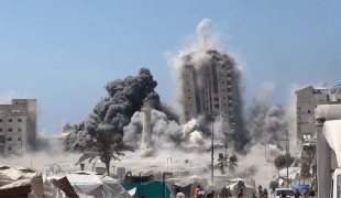 Explosion d'un immeuble par frappe aérienne israélienne dans la bande de Gaza 