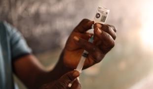 Un vaccin contre la diphtérie est préparé dans le cadre d'une campagne de vaccination soutenue par MSF dans l'État de Bauchi, au nord-est du Nigeria.