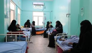 Des mères et leurs enfants sont allongés et reçoivent des soins pour leurs enfants dans le service de pédiatrie de l'hôpital général d'Abs, soutenu par MSF.