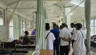 Visite médicale matinale effectuée par les médecins et les infirmières de l'hôpital provincial ANGAU Memorial, dans la province de Morobe, Papouasie-Nouvelle-Guinée.