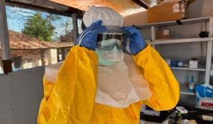 Un membre du personnel de MSF, portant un équipement de protection individuelle (EPI) complet dans la zone de réponse à Ebola en RDC