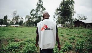 En images : reportage photo en immersion avec les équipes de MSF qui sensibilisent au virus