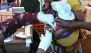 Vaccination d'un bébé dans le cadre d'une campagne menée dans un village près de Nyanzale dans la province du Nord Kivu