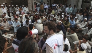 Au Pakistan 1300 personnels nationaux et internationaux de Médecins Sans Frontières sont désormais à pied d\'œuvre pour venir en aide aux populations sinistrées par les inondations. MSF mène actuellement des activités sur plus de 15 sites dans les